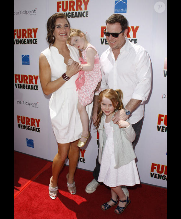 Brooke Shields et son mari Chris Henchy en compagnie de leurs deux filles en avril 2010 à Los Angeles