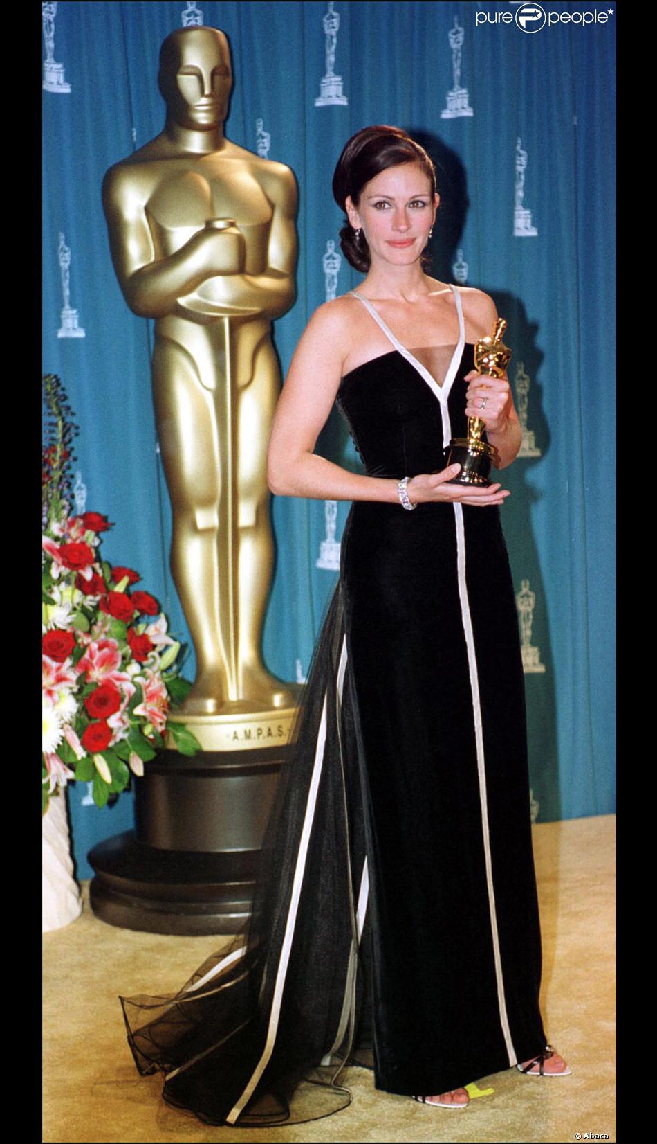 Julia Roberts Et Son Oscar Pour Erin Brockovich En 2001 Purepeople 4223