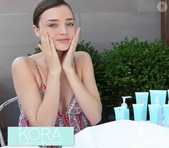 Miranda Kerr faisant la promo de sa marque de cométiques naturelles, Kora