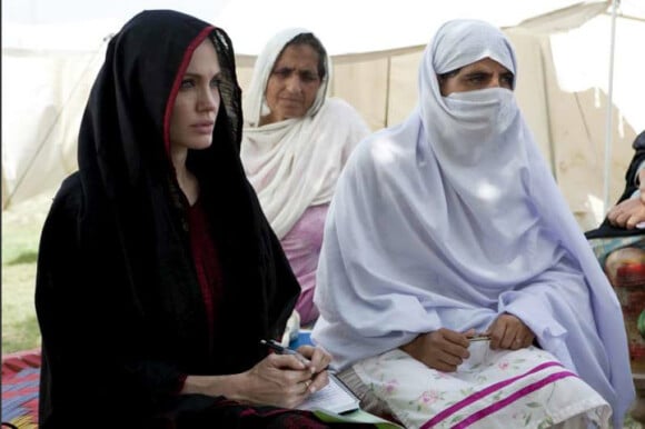 Angelina Jolie visite des camps au Pakistan le 7 septembre 2010