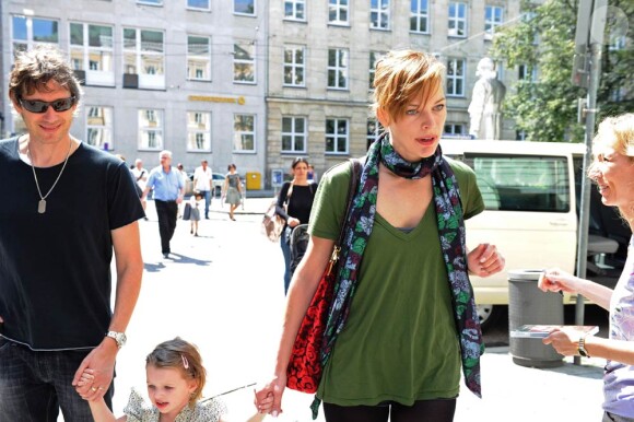 Milla Jovovich en balade en famille à Munich