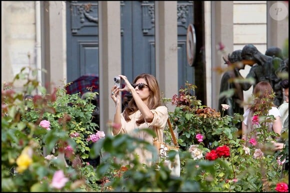 Eva Mendes se promène au Musée Rodin et dans les Jardins du Luxembourg, à Paris, le 9 septembre 2010.