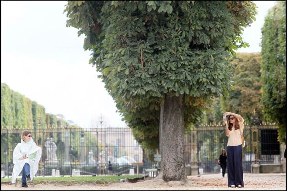Eva Mendes se promène au Musée Rodin et dans les Jardins du Luxembourg, à Paris, le 9 septembre 2010.