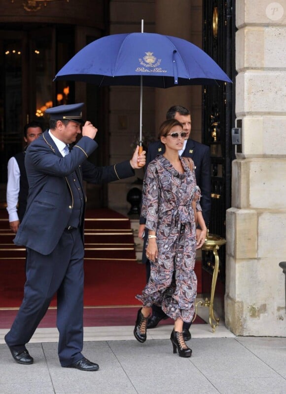 Eva Mendes dans les rues de Paris, le 8 septembre 2010
