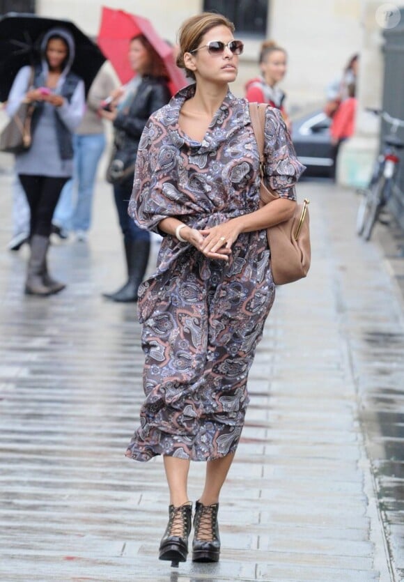 Eva Mendes dans les rues de Paris, le 8 septembre 2010