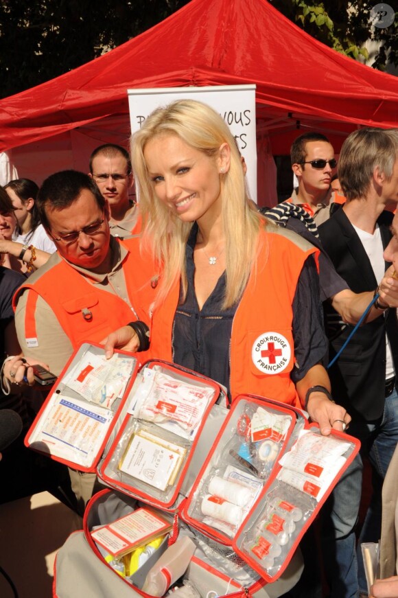Adriana Karembeu représente la Croix-Rouge à Lyon