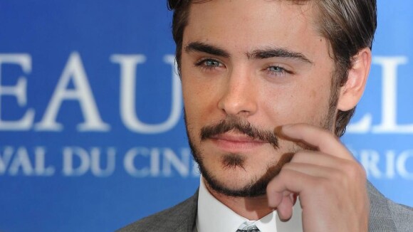 Zac Efron : Tout en moustache et barbe de trois jours, la France lui réussit, les ados se jettent sur lui !