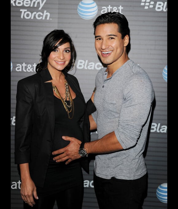 Mario Lopez et sa compagne Courtney Mazza, posent lors d'une soirée privée à Los Angeles, en août 2009