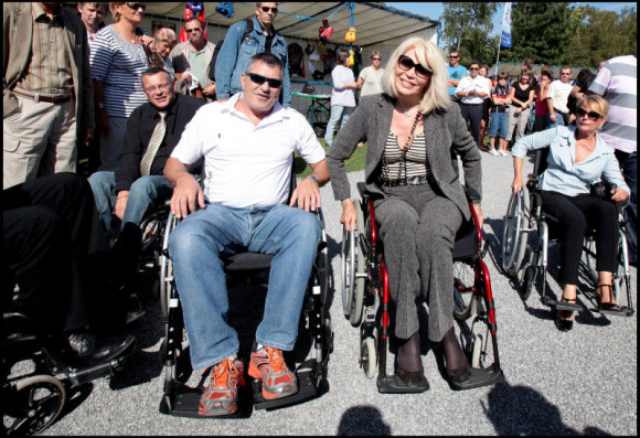 Amanda Lear et Jean-Marie Bigard ont testé la vie en chaise roulante pour l'association Handynamic