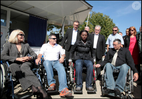 Amanda Lear, Rama Yade et Jean-Marie Bigard ont testé la vie en chaise roulante pour l'association Handynamic