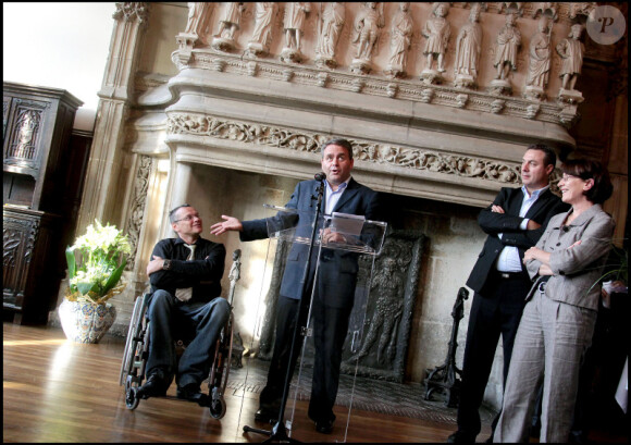 Xavier Bertrand sensible à la vie en chaise roulante pour l'association Handynamic