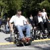 Jean-Marie Bigard ont testé la vie en chaise roulante pour l'association Handynamic
