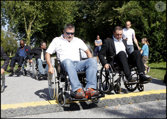 Jean-Marie Bigard ont testé la vie en chaise roulante pour l'association Handynamic