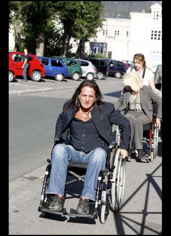 Francis Lalanne a testé la vie en chaise roulante pour l'association Handynamic