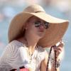 Kate Hudson à la plage... Elle mise bien évidemment sur une capeline !