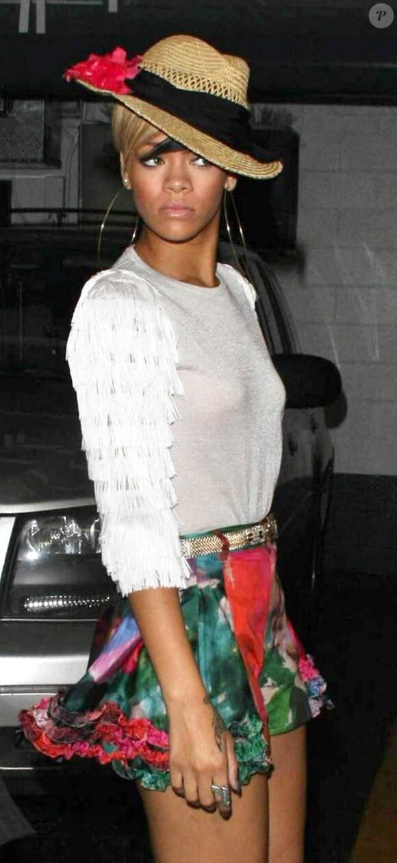 Micro-jupe colorée, blouse blanche des plus stylées, canotier sur la tête, grosses créoles et sandales léopard, Rihanna nous a dégainé un look sexy et joliment frais.