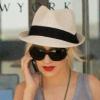Christina Aguilera : Lèvres carmins, lunettes oversize et borsalino... un look tip top !