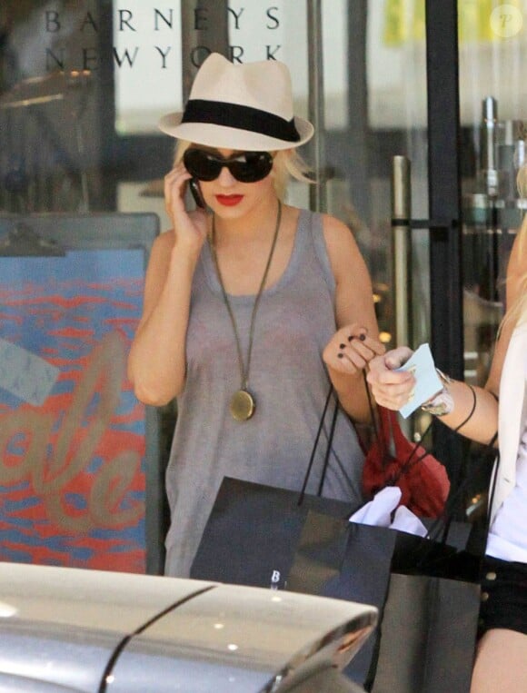 Christina Aguilera : Lèvres carmins, lunettes oversize et borsalino... un look tip top !