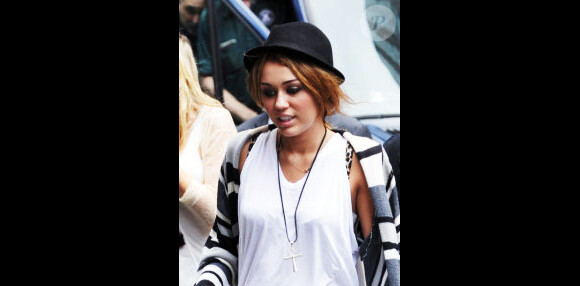 Miley Cyrus : Une teenag' girl branchée qui adore porter des canotiers.