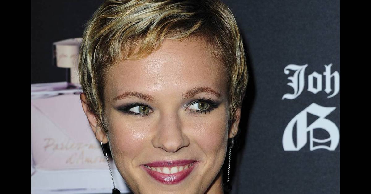 La chanteuse Lorie Purepeople