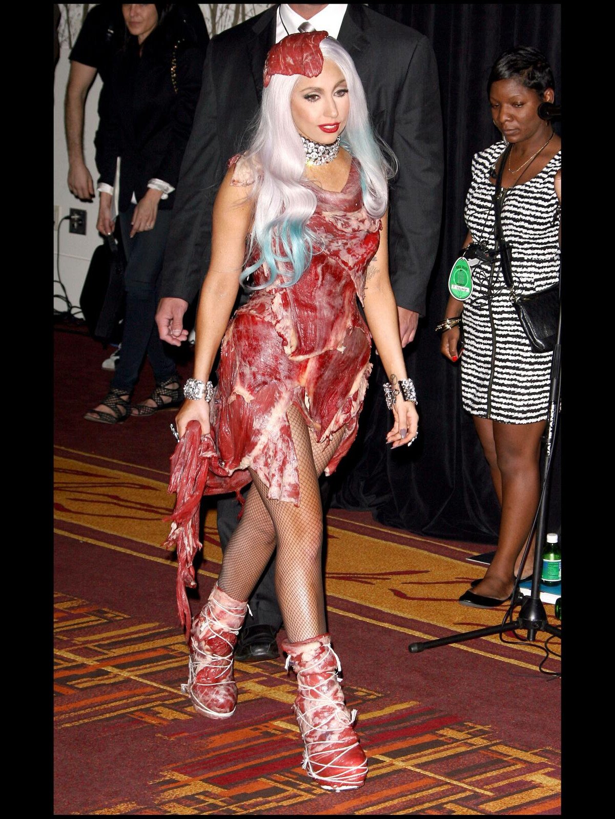 Photo Lady Gaga et sa robe taillee dans la viande aux MTV Video Music Awards 2010 Purepeople