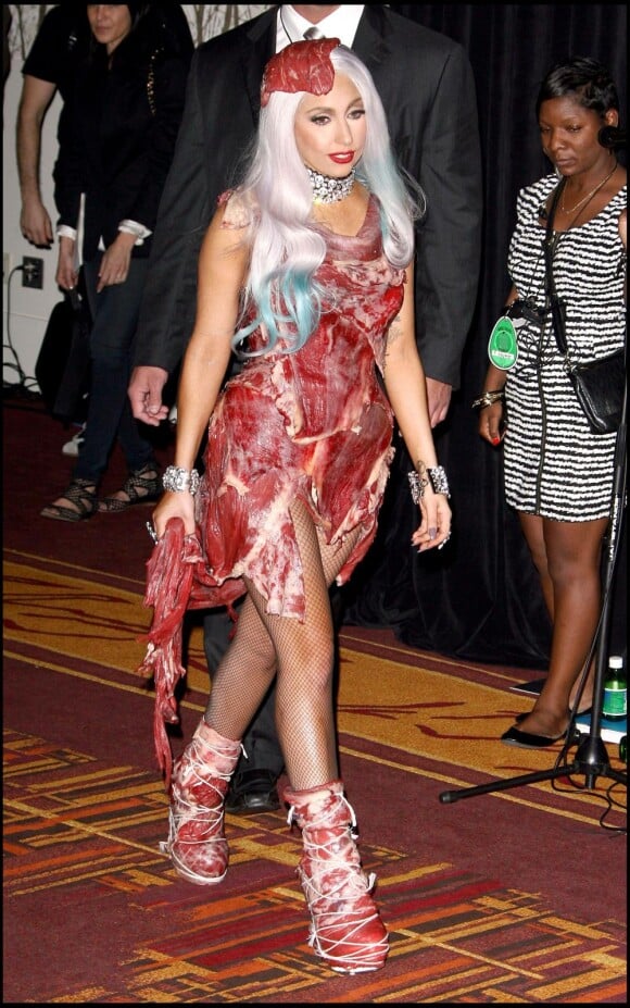 Lady Gaga et sa robe taillée dans la viande aux MTV Video Music Awards 2010