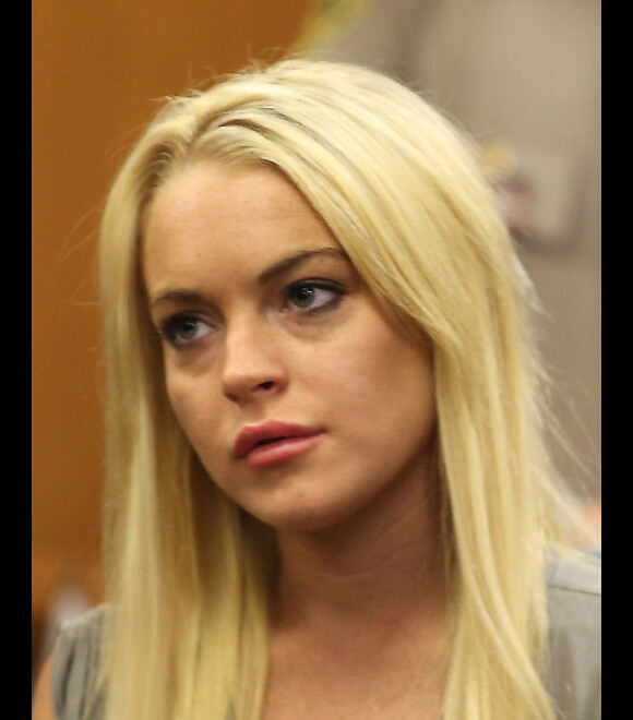 Lindsay Lohan écoutant la juge lui signifiant sa condamnation à de la prison ferme, en juillet 2010