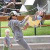 Brooke Burke au parc avec ses deux plus petits enfants, Heaven et Shaya. 17/09/210
