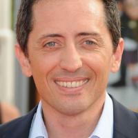 Regardez Gad Elmaleh se transformer en personnage moche et méchant ! Drôle et irrésistible !