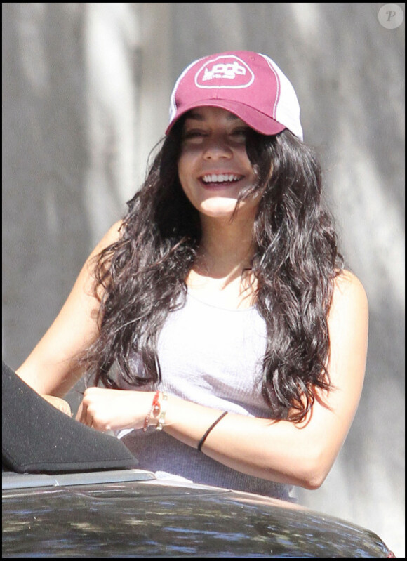 Vanessa Hudgen sort de son cours de yoga visiblement très détendue, vendredi 10 septembre, à Studio City.