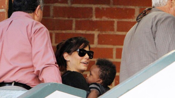 Sandra Bullock : Avec son fils Louis, pour vivre heureux, ils vivent cachés !
