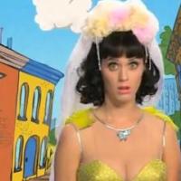 Katy Perry : Elle offre aux enfants son décolleté vertigineux !