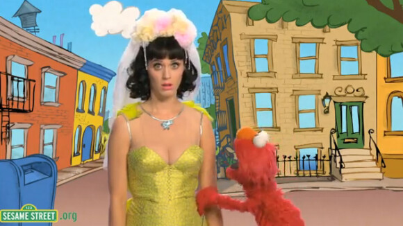 Katy Perry : Elle offre aux enfants son décolleté vertigineux !