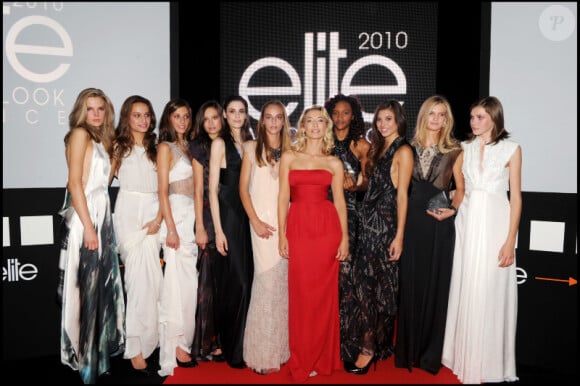 Alexandra Golovanoff entourée des 10 finalistes lors de la finale Elite Model Look à Paris le 23/09/10