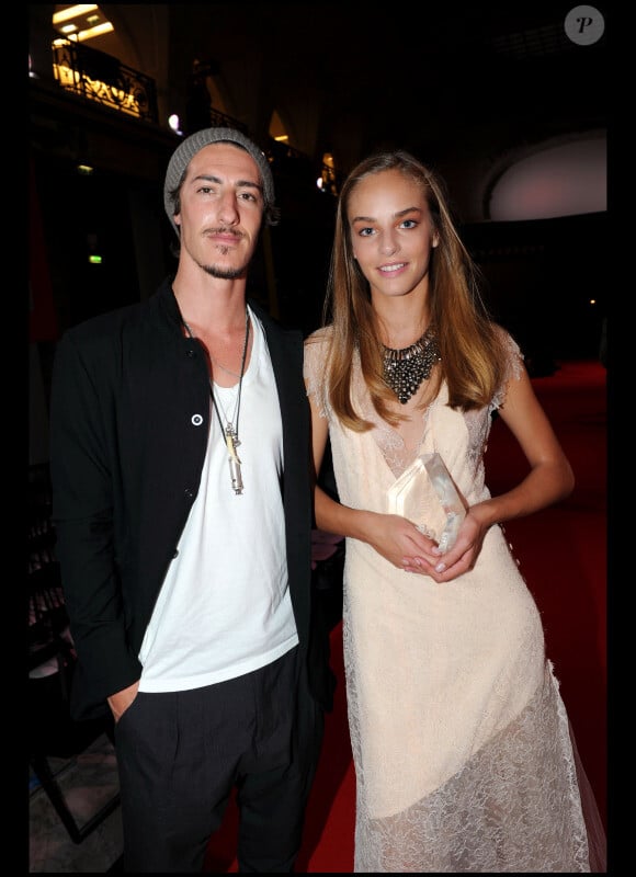 Eric Balfour et Alma lors de la finale Elite Model Look à Paris le 23/09/10