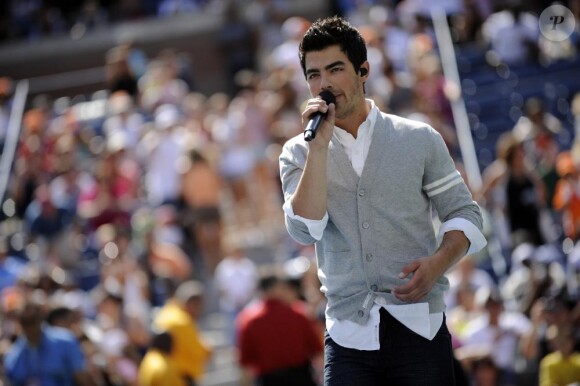 Joe Jonas, membre des Jonas Brothers, pourrait rejoindre le casting du projet télé de Tom Hanks. 