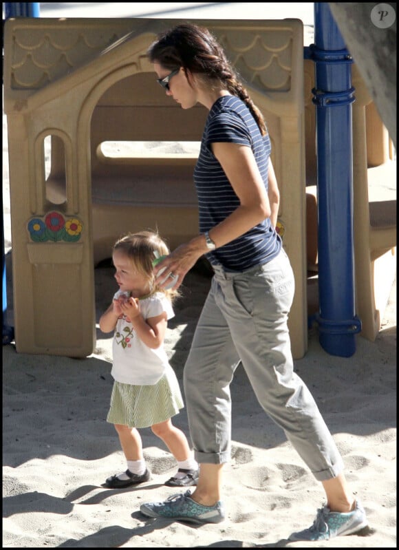 Jennifer Garner emmène sa fille Serpahina voir un match de foot avec  Violet (Brentwood, 25 septembre 2010)