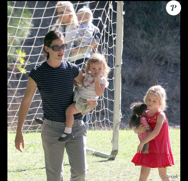 Jennifer Garner emmène sa fille Seraphina voir un match de foot avec Violet (Brentwood, 25 septembre 2010)