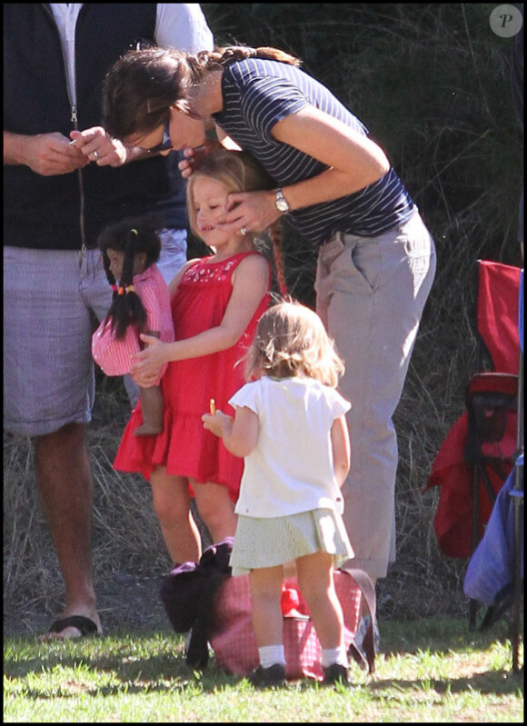 Jennifer Garner emmène sa fille Seraphina voir un match de foot avec  Violet (Brentwood, 25 septembre 2010)