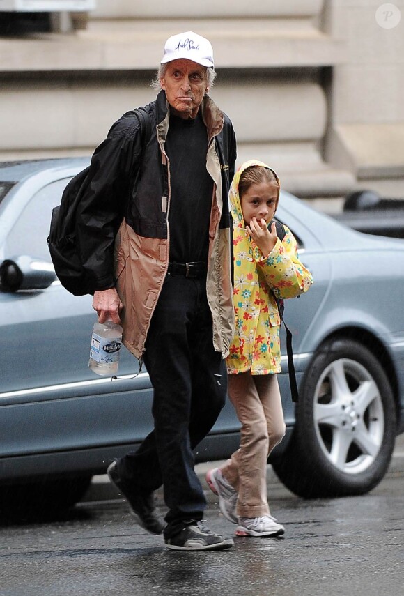 Michael Douglas emmène sa petite Carys à l'école, à New York, le 27 septembre 2010.