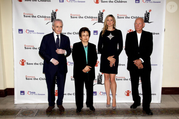 José Carreras, Shirin Ebadi, Mira Sorvino et Sebastiao Salgado lors d'une soirée de gala de l'association Save the Children à Madrid le 28 septembre 2010