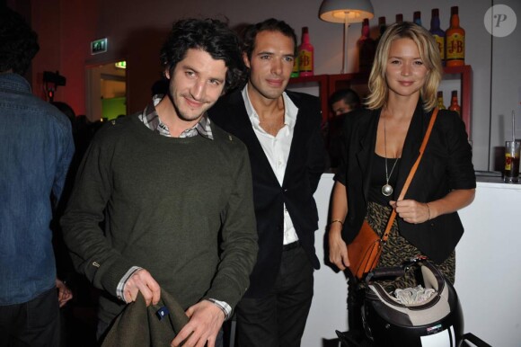 Clément Sibony, Nicolas Bedos et Virginie Efira lors de la soirée Fast Retailing à Paris le 30/09/10