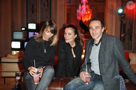 Axelle Laffont, Zoé Félix et Elie Semoun lors de la soirée Fast Retailing à Paris le 30/09/10