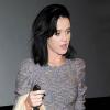 Katy Perry, sexy et tendance, moulée dans une robe pull H&M.