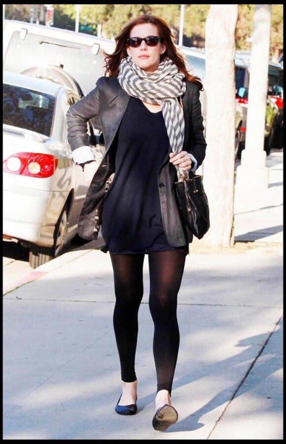 Liv Tyler aussi suit la tendance et opte pour la robe pull version soft, accessoirisée d'un maxi foulard !