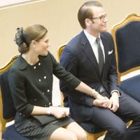 Victoria et Daniel de Suède, toujours aussi tendres, ovationnés au Parlement !