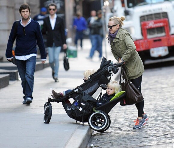 Naomi Watts se balade à New York, avec ses deux enfants Samuel et Kai. 6/10/2010