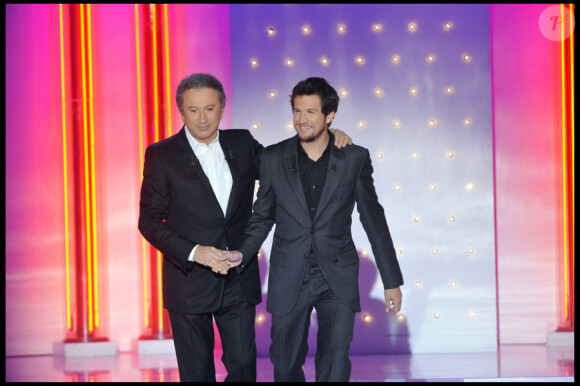 Guillaume Canet et Michel Drucker lors de l'enregistrement de l'émission Vivement Dimanche le 6 octobre 2010, diffusée le 10 octobre