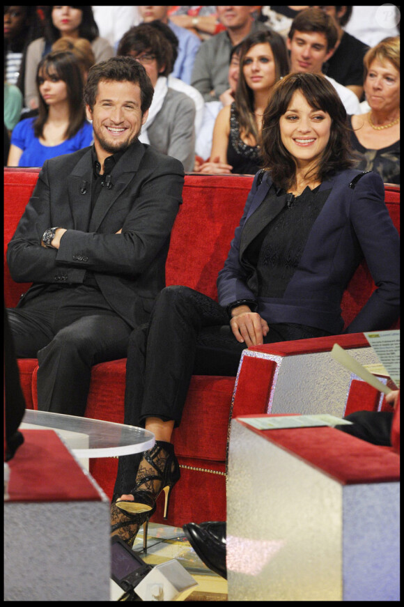 Marion Cotillard et Guillaume Canet lors de l'enregistrement de l'émission Vivement Dimanche le 6 octobre 2010, diffusée le 10 octobre