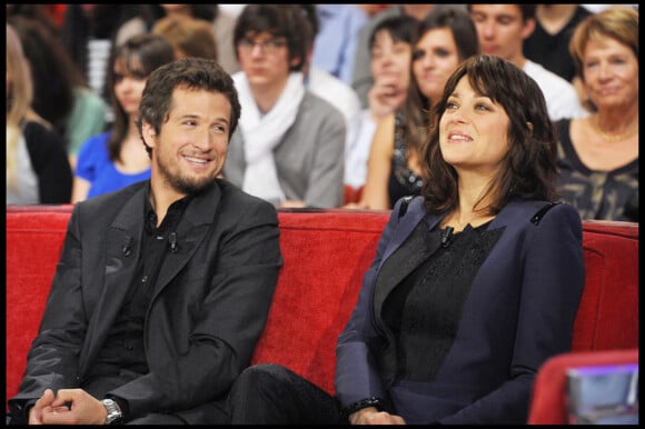 Marion Cotillard et Guillaume Canet lors de l'enregistrement de l'émission Vivement Dimanche le 6 octobre 2010, diffusée le 10 octobre